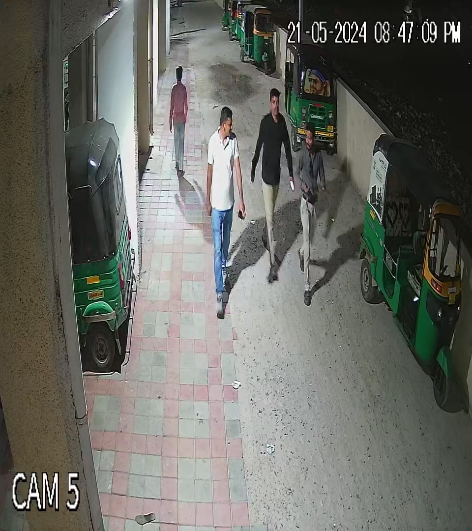 Sanjeeda2712's tweet photo. पुलिसके विरुद्ध गुजरातहाईकोर्ट केस चल रहा है
हमे भी @Vadcitypolice @GujaratPolice @JEDY_IPSसे डर लगता है
कोई अनजान व्यक्तियों का समूह
मेरेभाई @Shaikhwasim1003घर के आसपास अक्सर चक्कर लगाता रहता है
पुलिसकी शिकायत कौनसी पुलिस से करे?
फ़ोटो:- पुलिस वाले जैसे ही दिखाई दे रहे है https://t.co/LBMI7NwRlt
