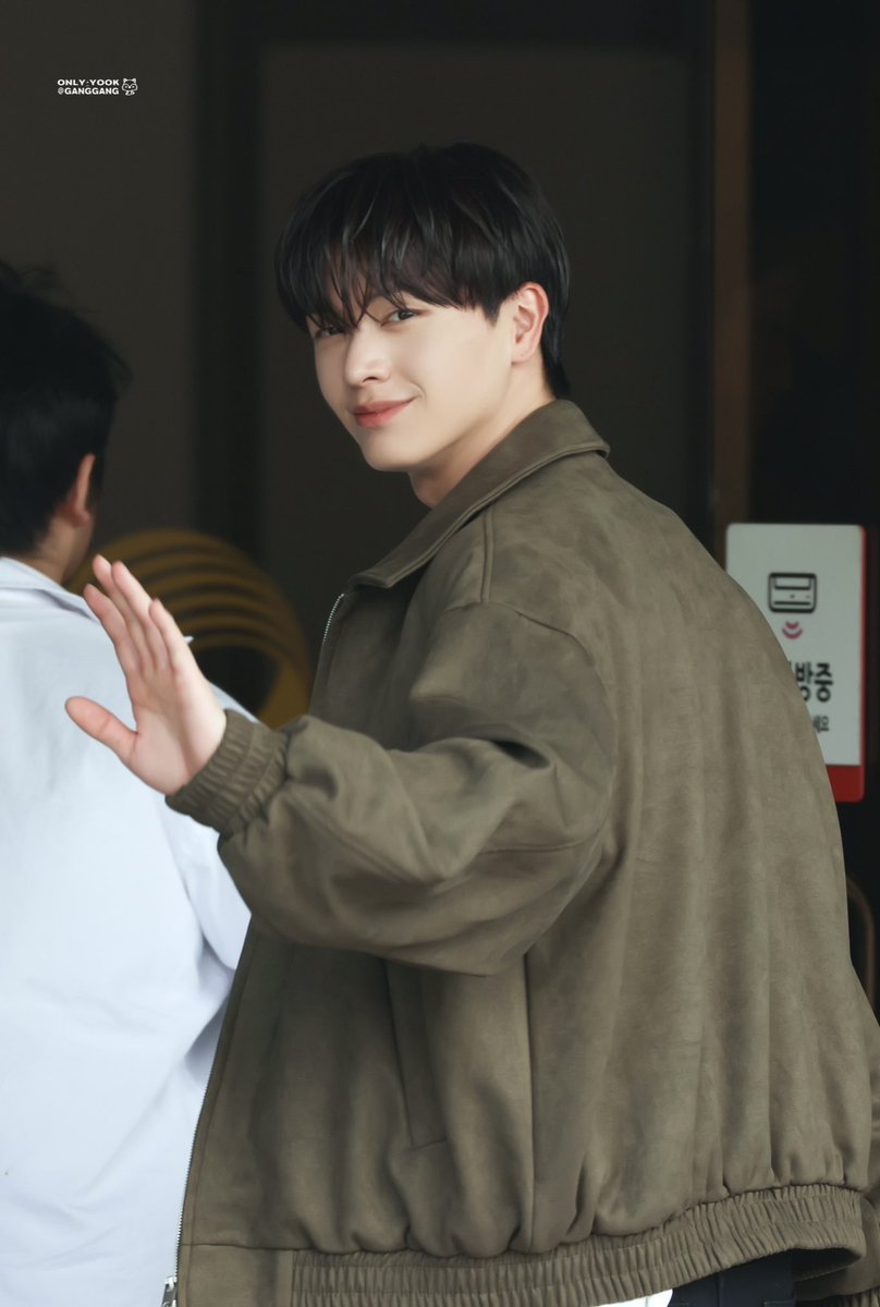 누나!!!                                       누나
인사이드아웃                   인사이드아웃2
보러가자😆                           보러갈래?