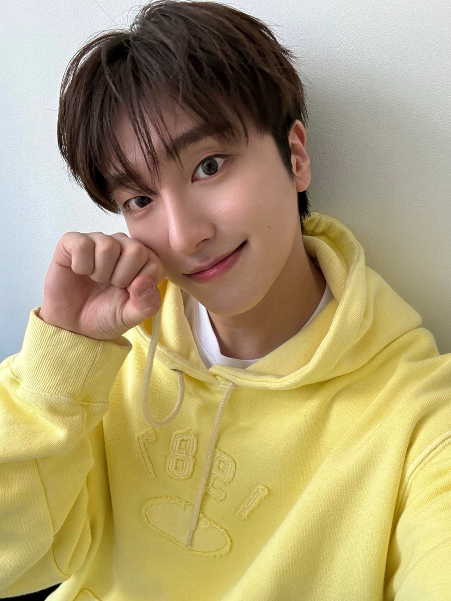 [#OX]

팬클럽키트 촬영 💛💛💛

#OMEGA_X #오메가엑스  
#세빈 #SEBIN