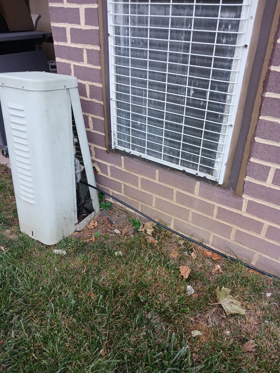 bdhibbs's tweet image. @comcast @comcastbusiness @Xfinity @XfinitySupport  #comcast #xfinitysupport is this what you call professionalism from your scab employees? Your union employees would never leave this mess. Now! You have them out on a federal holiday. #juneteenth