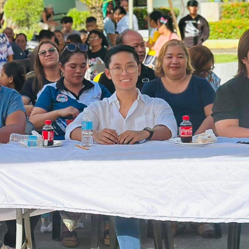 albertantoniojr's tweet photo. Another barrio doctor milestone:
maging judge sa isang amateur singing competition! #CoachAlbert🎤 https://t.co/pXpcg1z7mi
