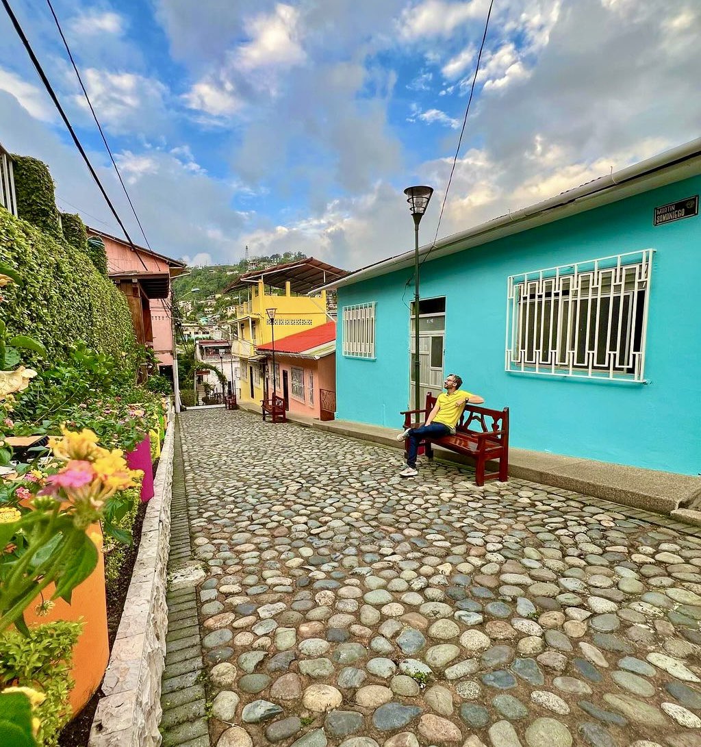 Cada callejuela esconde una historia 📝

#Zaruma #PaisajesEcuador #TravelEcuador #VisitaEcuador