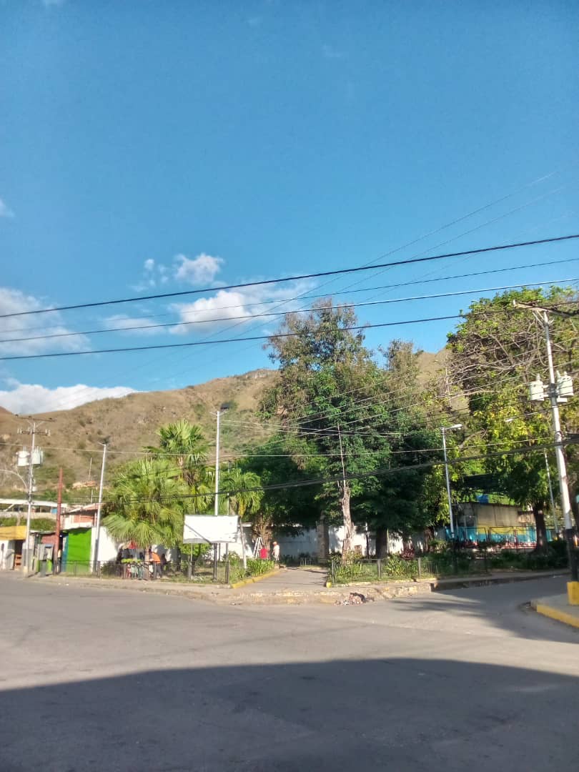 A duras penas Corpoelec Aragua restableció el servicio eléctrico en el callejón Los Cedros, sector Las Brisas de la Pedrera, P. Las Delicias, pero dejó a oscura la plaza Francisco de Miranda. Agradecemos a CORPOELEC su atención. ¡Hasta cuándo! <a href="/mariasan8/">María Sánchez</a> <a href="/CorpoelecInfo/">Corporación Eléctrica Nacional</a> @mppeevzla