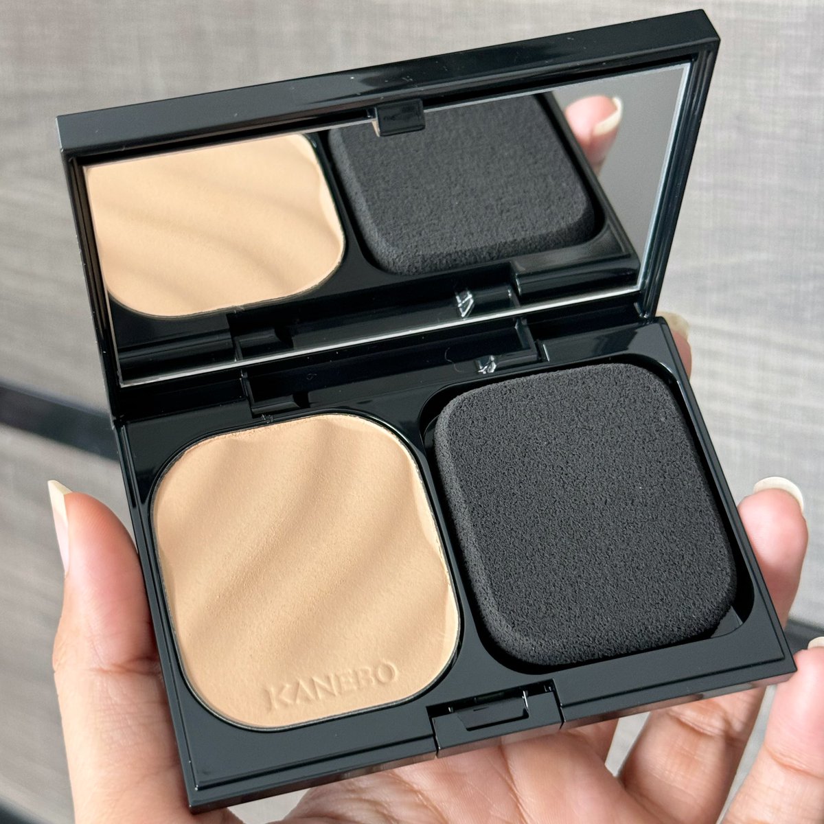 reviewchoey's tweet image. เป็นแป้งที่โกงผิวมากกกก! KANEBO Melty Feel Wear เนื้อแป้งเขาเบามากก แต่พอตบลงผิวแล้วปกปิดดีมากจน งง เนื้อแป้งมีความนุ่มม เนียนละเอียด เบลอผิวได้แบบสุดด แต่ผิวไม่ดูกรัง ไม่ดูแห้งอ่ะ ฟินิชผิวดูสวย สุขภาพดี ผ่องจากข้างในสุดๆ ชอบมาก ฮือติดเฟบทันที รักกกก #KANEBOTH #powderfoundation