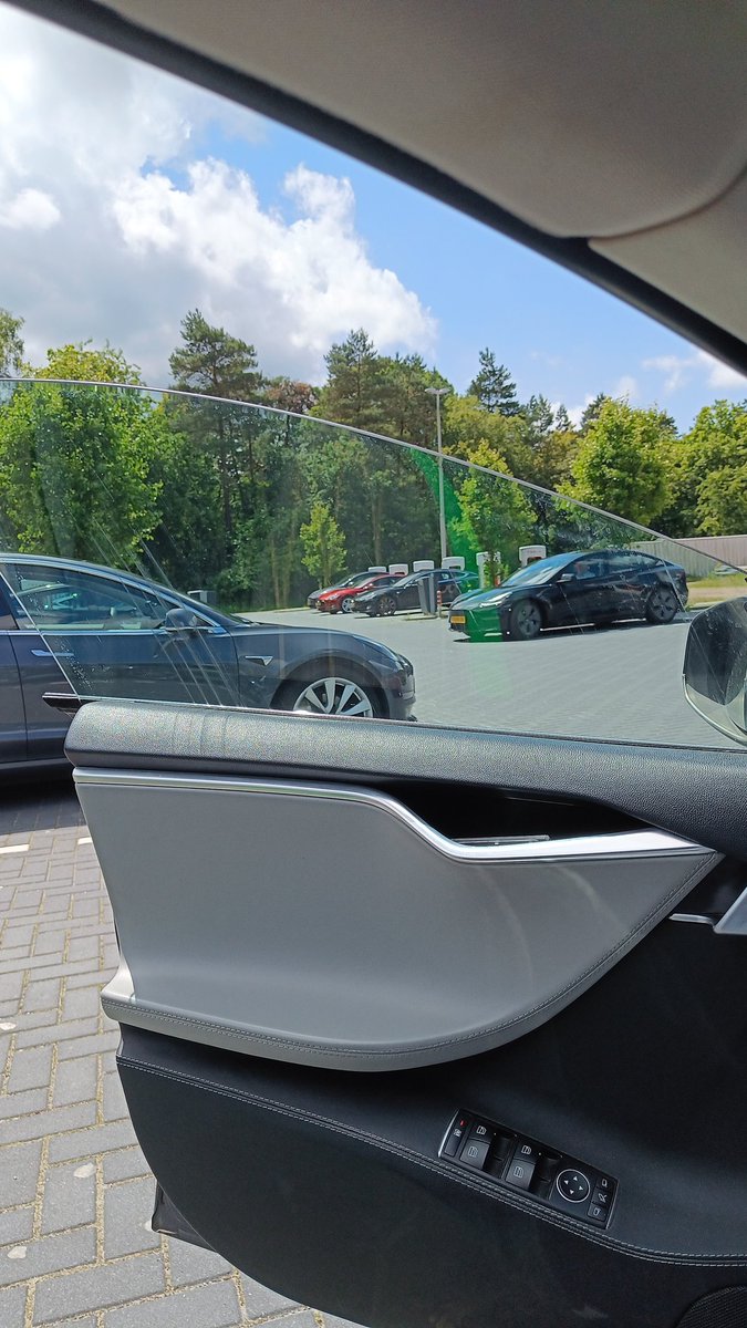 zero2green_nl's tweet photo. Supercharger Eemnes, tav @Tesla: enkele stalls zijn defect. Geven niet meer dan 34kW stroom. Dit is al enkele weken zo. Wanneer wordt dit opgelost? Deze laadplaats wordt nl erg druk bezocht. https://t.co/4uKOzs04sU