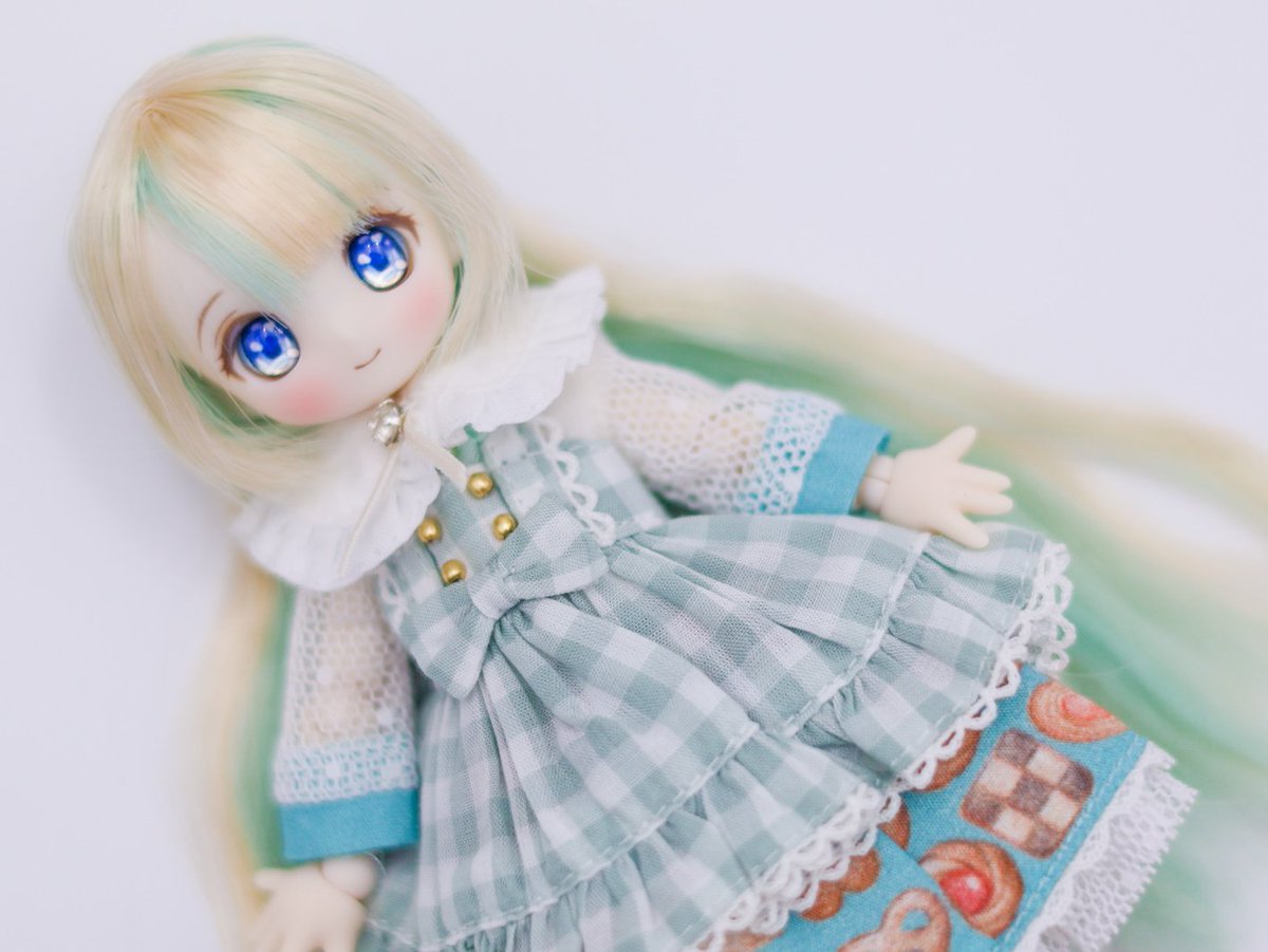 シュガーカップスを1人ずつ保管しているディスプレイケースが品切れでずっと手に入らなかったのですが、最近ゲットしたのでやーーーっと出してあげられたミントティーナちゃん🌿🍪めちゃくちゃ可愛い…！😭💕天才すぎる…😭♥
#アゾカツ #シュガカツ 
#シュガーカップス 
#ビスケティーナ