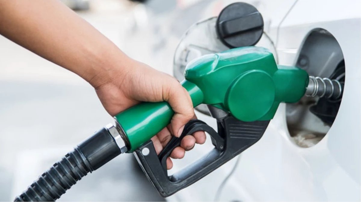 ilkzirvetv's tweet image. Benzin ve motorinin litre fiyatlarına 21 Haziran Cuma gününden itibaren geçerli olmak üzere 1 lira 30 kuruş zam bekleniyor. #benzin #motorin #zam #cuma #gün #kuruş