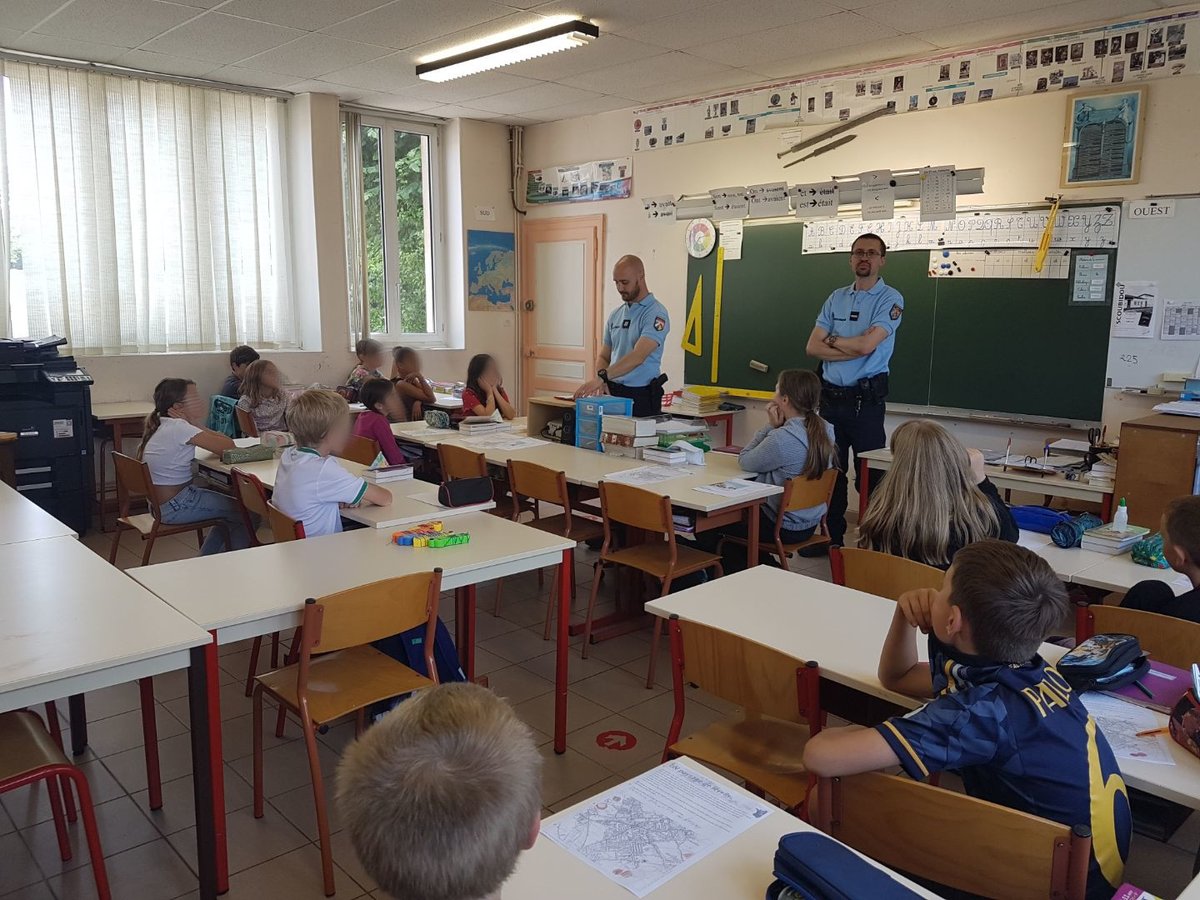 Gendarmerie_054's tweet photo. #Prévention Les diplômes 📜 de fin d'année, c'est pas que pour les grands! Les élèves de CM1-CM2 de l'école de Tronville, secteur COB Mars La Tour, ont reçu leur #PermisInternet ce 18 juin des mains du chef Joris et de l'A/C Nicolas, faisant suite à la formation du 12 avril. 👍 https://t.co/kxSqOiOrma