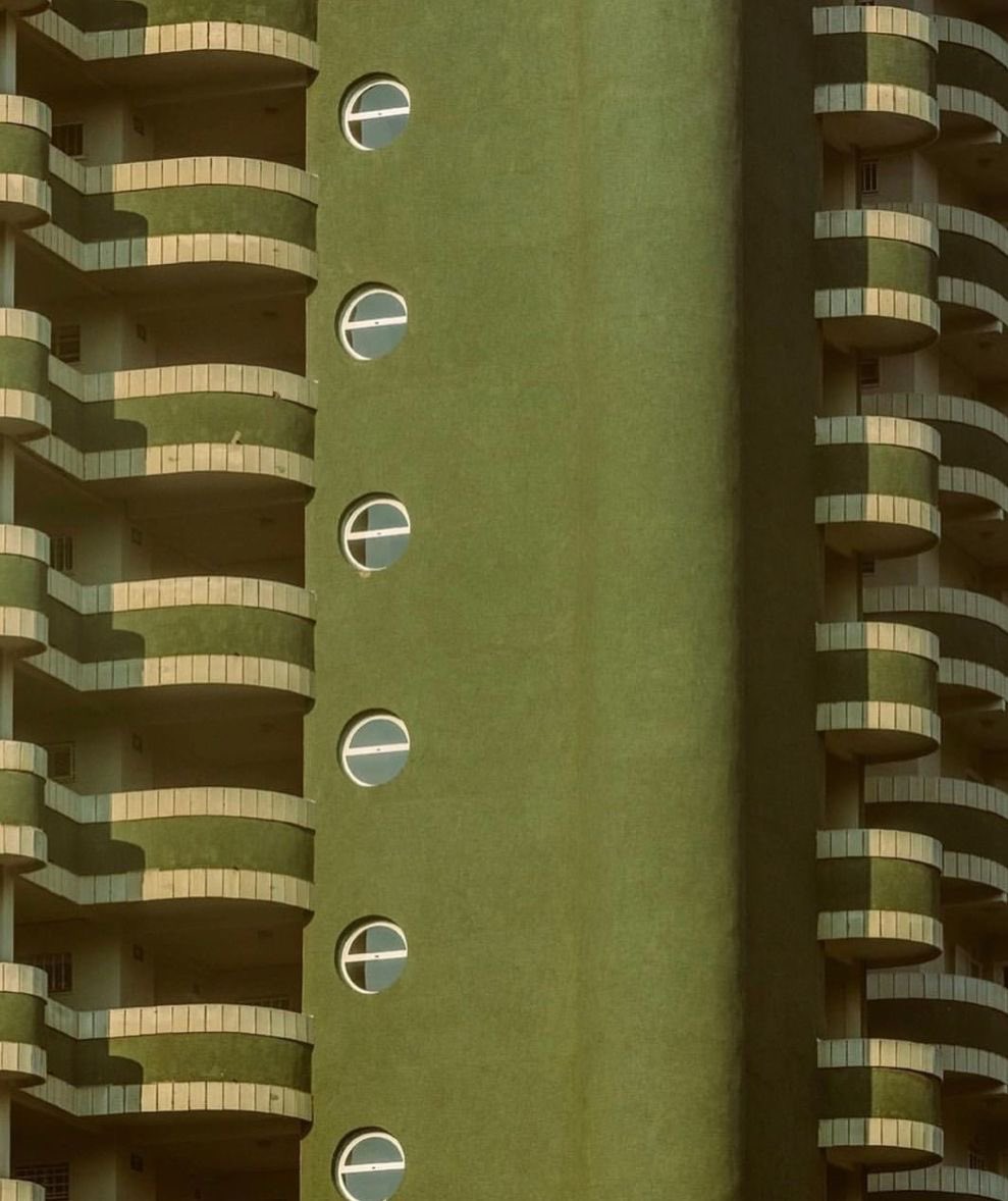 luusssso's tweet image. Petition for more colorful architecture please