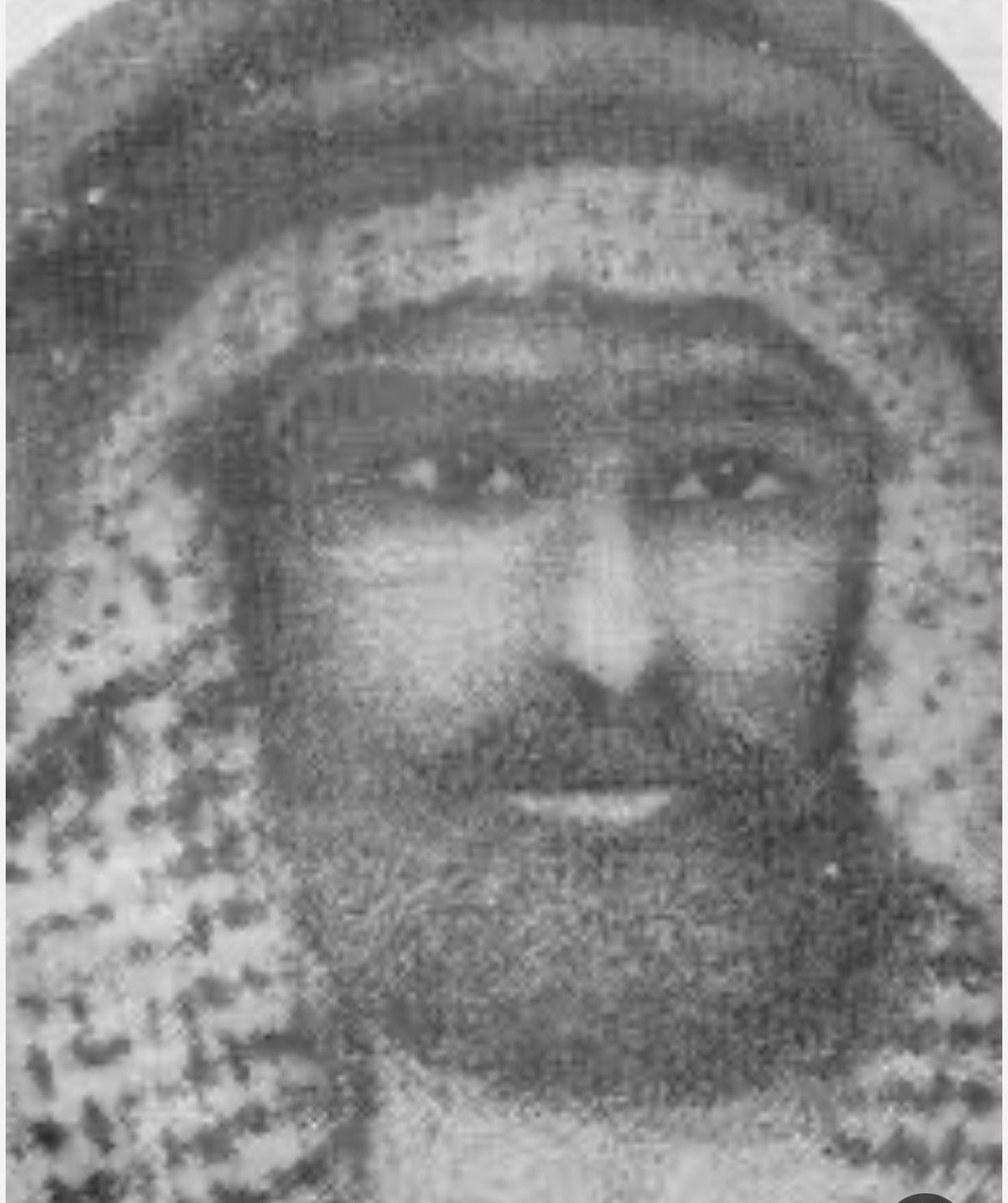 اللي يهز لندن من اطـراف بـغداد 
 يحشم  عن  كلابن  تهز  بذنابها

هذاك ضاري الفعل من روس الاسياد
اللي ابــن  تنــهان قيمة عربها 

يحشم جنابه عن سماسير الاحقاد 
 اللي  نـشك  بـديـنها  وبنسـبها

يـوم  انـت للهـند تـربط له اجـياد
كم هامتن هو بالهنادي قصبها

#الشاعر_محمد_المطلق_الجربا