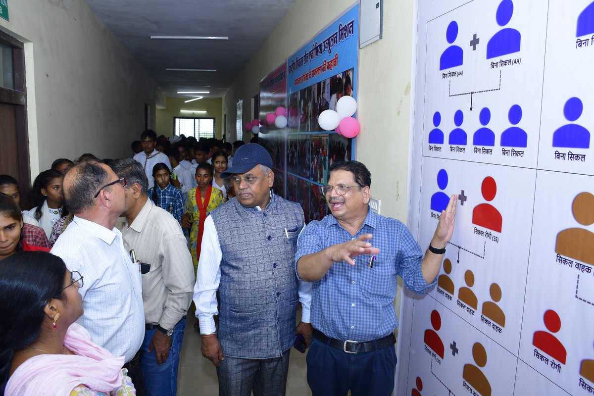 CMHOJHABUAMP's tweet photo. विश्व सिकल सेल दिवस के अवसर पर जिला स्तर पर आयोजित कार्यक्रम में अतिथियों एवं जनमानस को सिकल सेल कुण्डली का महत्व समझाते हुये- डॉ बीएस बघेल मुख्य चिकित्सा एवं स्वास्थ्य अधिकारी जिला झाबुआ
@collectorjhabua @JhabuaProjs https://t.co/orLRnpaHvE