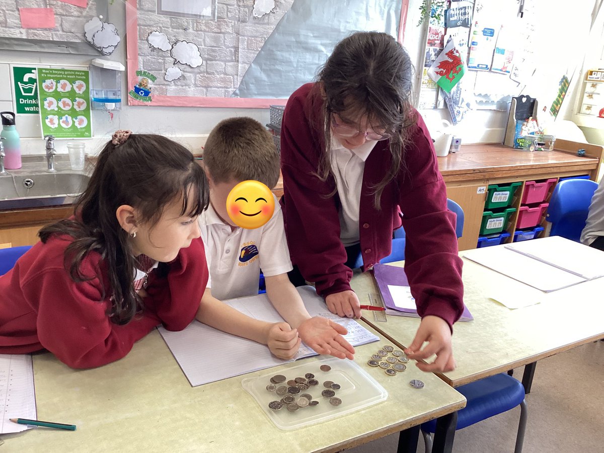 MaesOwen's tweet image. Dosbarth Miss Blears are adding up their totals and profit they made in 🍕 ‘Melt Your Mozzarella’ 🍕 Class Cafe! We can’t wait to decide how we spend it! 🇮🇹🍕🤌 #ClassCafe #CreativeCurriculum