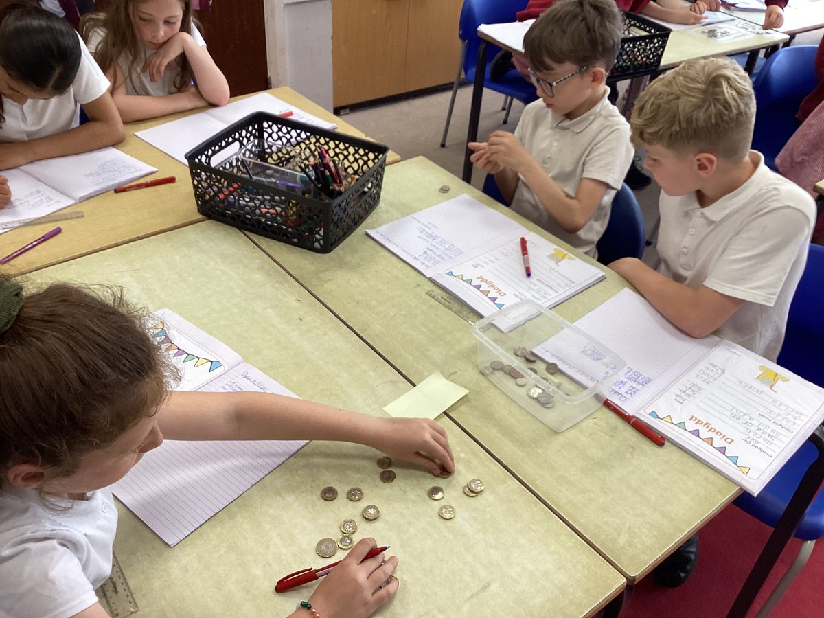 MaesOwen's tweet image. Dosbarth Miss Blears are adding up their totals and profit they made in 🍕 ‘Melt Your Mozzarella’ 🍕 Class Cafe! We can’t wait to decide how we spend it! 🇮🇹🍕🤌 #ClassCafe #CreativeCurriculum