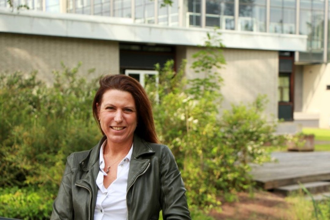 Beatrijs de Vries uit Hengelo is vanaf 1 september de gemeentesecretaris en algemeen directeur van de gemeente Hardenberg. Het laatste jaar werkte ze als programmamanager vluchtelingen in Hardenberg. Daarvoor was ze 6 jaar gemeentesecretaris/algemeen directeur in Coevorden.