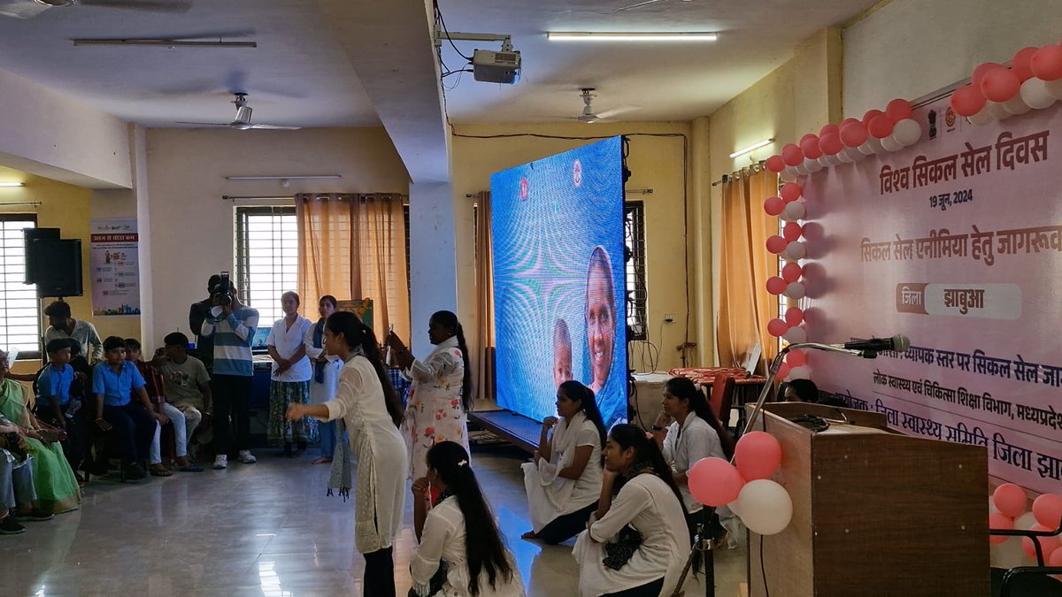 CMHOJHABUAMP's tweet photo. जिला झाबुआ मे विश्व सिकल सेल दिवस के अवसर पर जिला स्तर पर आयोजित कार्यक्रम में अतिथियों एवं जनमानस को नुक्कड नाटक एवं सिकल सेल गाने के माध्यम से जागरूकता हेतु संदेश देती शासकीय नर्सिग प्रशिक्षण केन्द्र की छात्राएं https://t.co/hjk24pIyTN