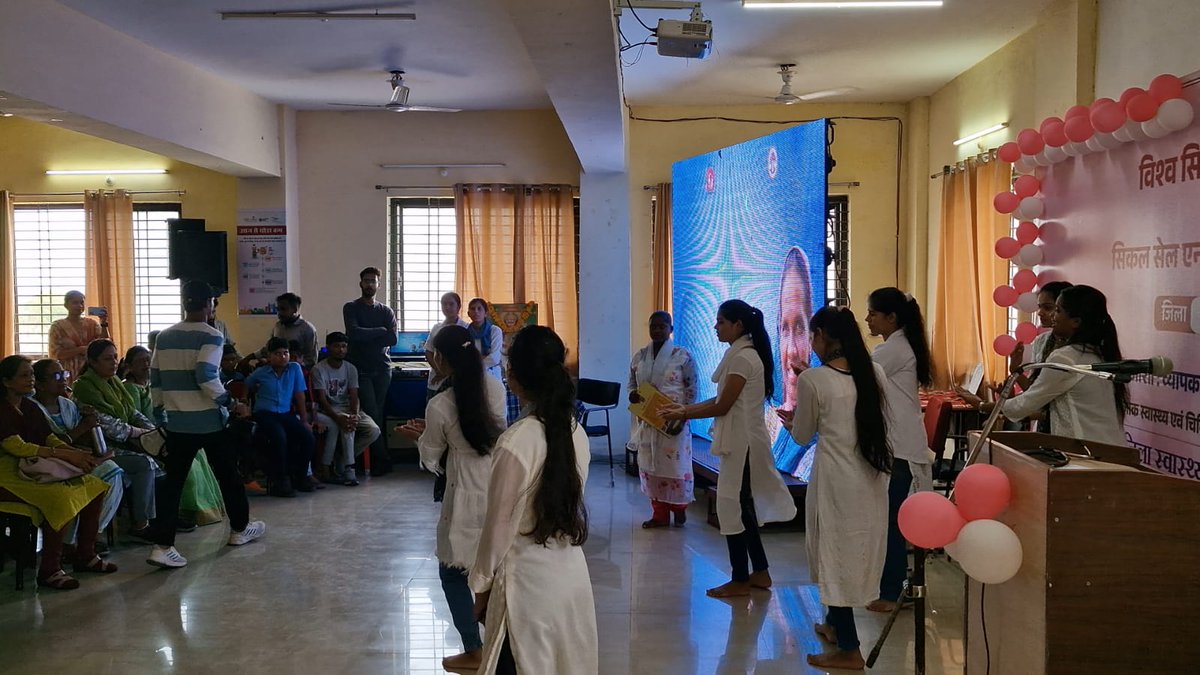 CMHOJHABUAMP's tweet photo. जिला झाबुआ मे विश्व सिकल सेल दिवस के अवसर पर जिला स्तर पर आयोजित कार्यक्रम में अतिथियों एवं जनमानस को नुक्कड नाटक एवं सिकल सेल गाने के माध्यम से जागरूकता हेतु संदेश देती शासकीय नर्सिग प्रशिक्षण केन्द्र की छात्राएं https://t.co/hjk24pIyTN