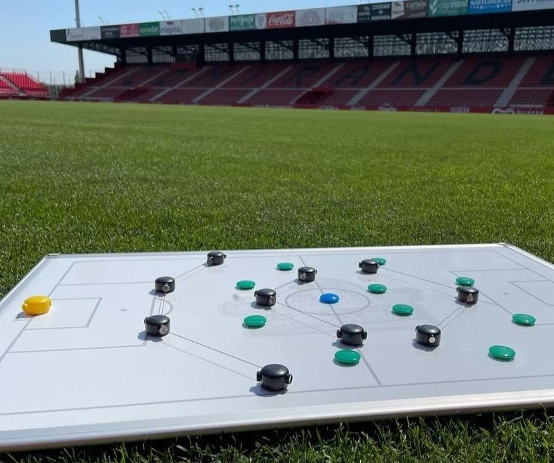 Nuestra pizarra CONNECT-COACH en Anduva😍 <a href="/LaLiga2/">LALIGA HYPERMOTION</a> con un míster 🔝 @AleLisci , gracias crack !! 🧑🏻‍🏫⚽👏🏽