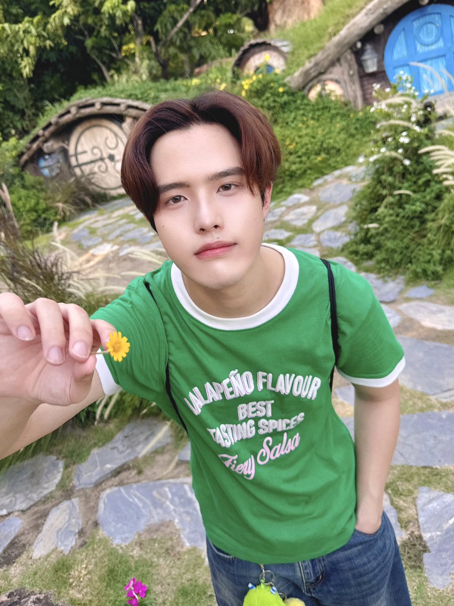 ffordful's tweet photo. Boop! Here’s a flower for you 🌼 https://t.co/DFubuvKGtA