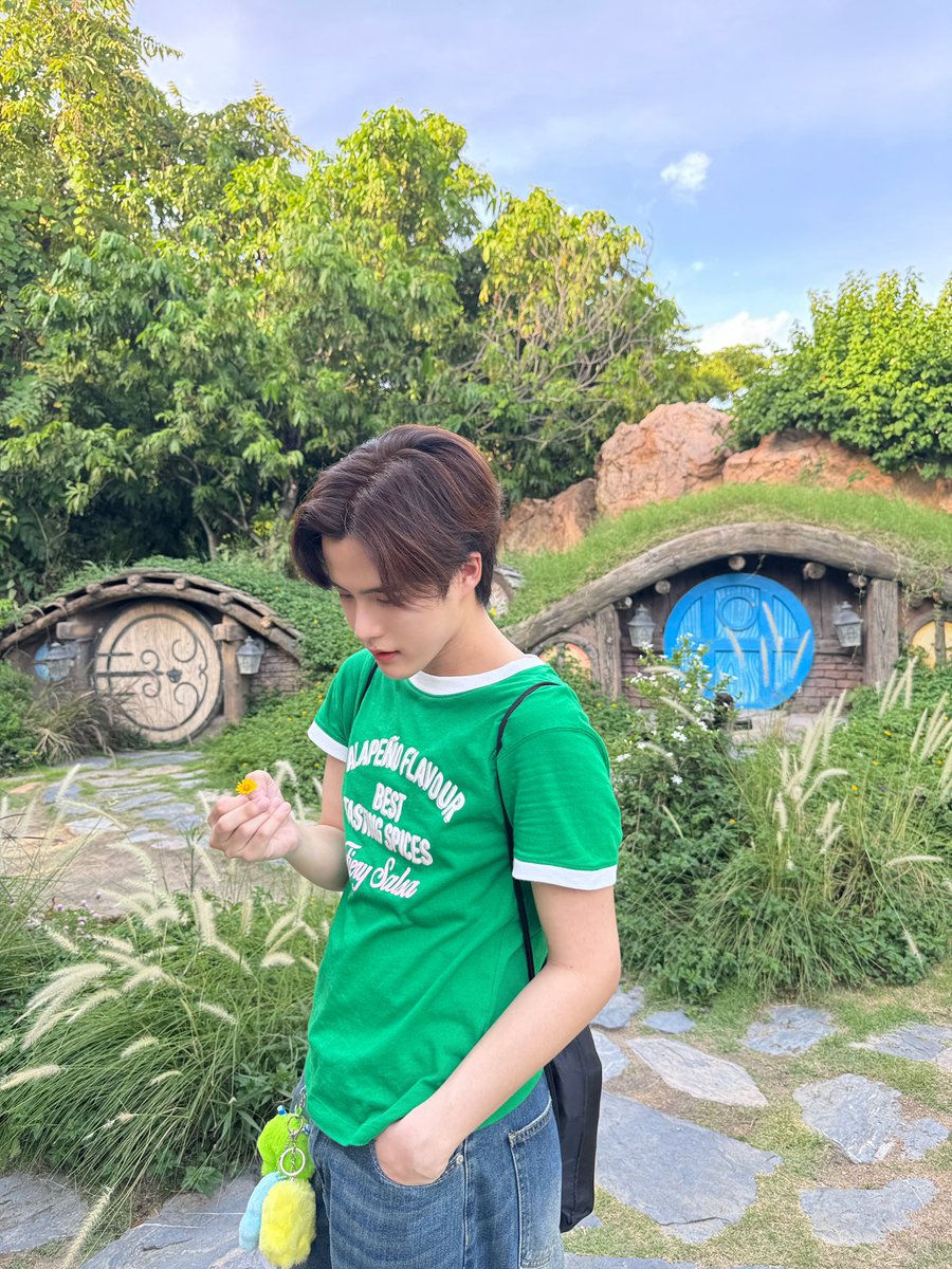 ffordful's tweet photo. Boop! Here’s a flower for you 🌼 https://t.co/DFubuvKGtA
