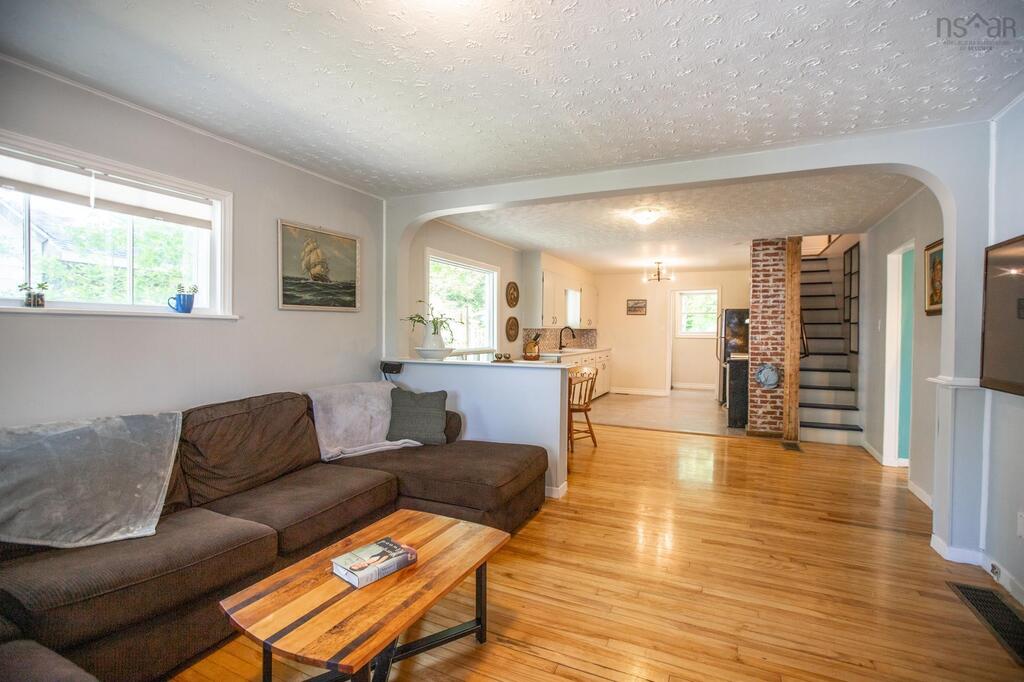 viewpoint_ca's tweet image. $479,900 FOR SALE
4 Beds | 2 Baths | 1,838 sq. ft. 
7 Brock Street, Dartmouth

Discover this beautifully renovated 4-bedroom home on a quiet street in the desirable Southdale neighborhood of Dartmouth.

Listed by ViewPoint Realty agent Jeremiah Wallace
viewpoint.ca/cutsheet/20241…