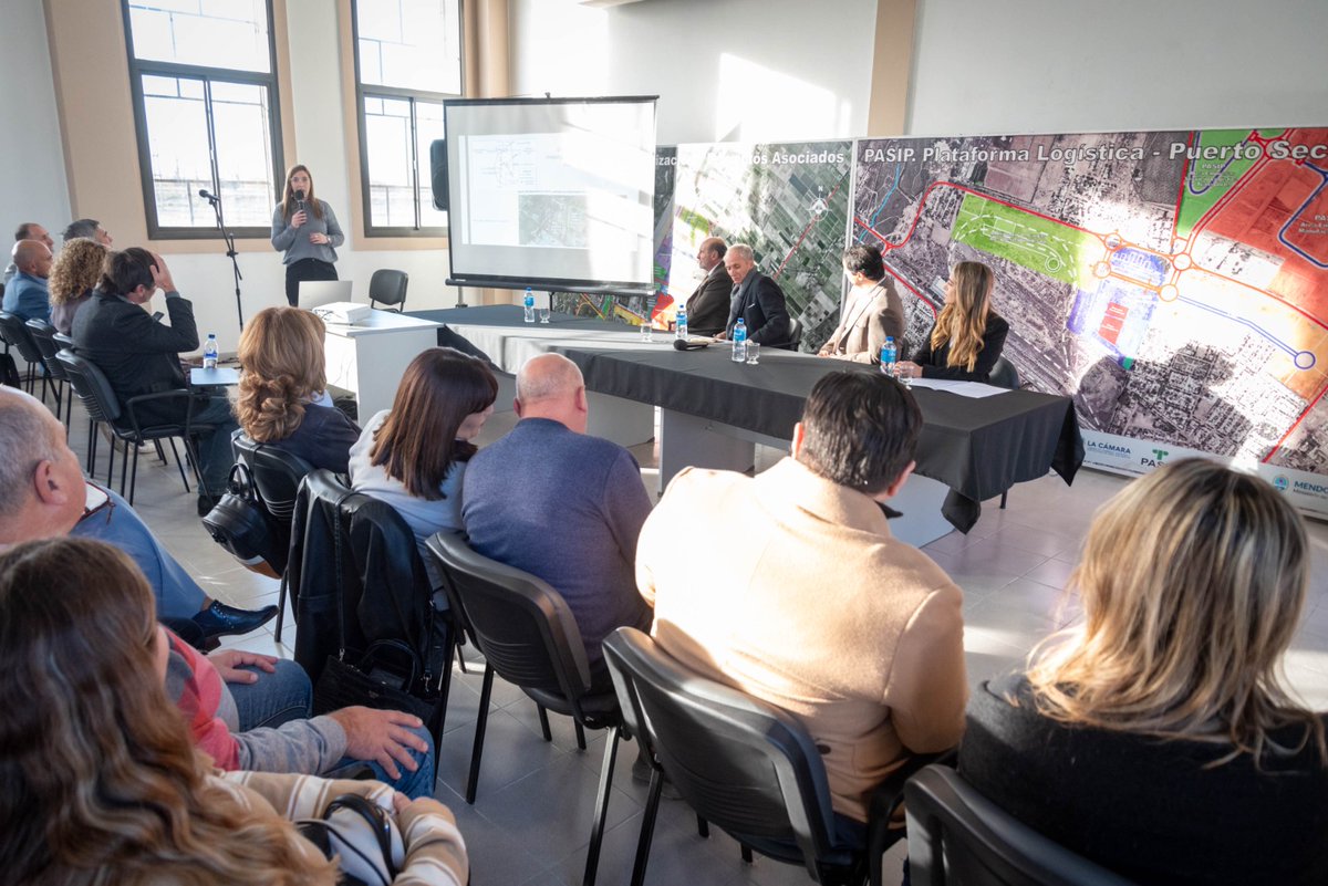 ProduccionMza's tweet photo. El ministro @RVargasArizu participó del encuentro sobre Políticas de Industrias, que se realizó en el #PASIP, donde estuvieron presentes autoridades de @Economia_Ar con las que se trabajó en conjunto para potenciar la producción y la industria regional https://t.co/s7AcTMU4da