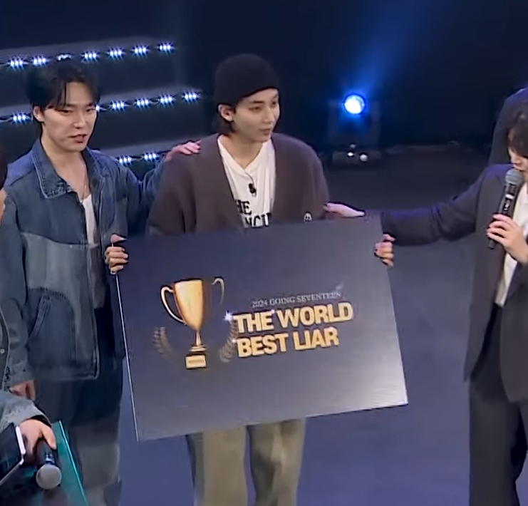 minghaocheol_'s tweet photo. jeonghan is the winner!!!! HELP the world's best liar award for his prize this is so ?!!??! HAHAHAHH https://t.co/zfFFQzkTeu