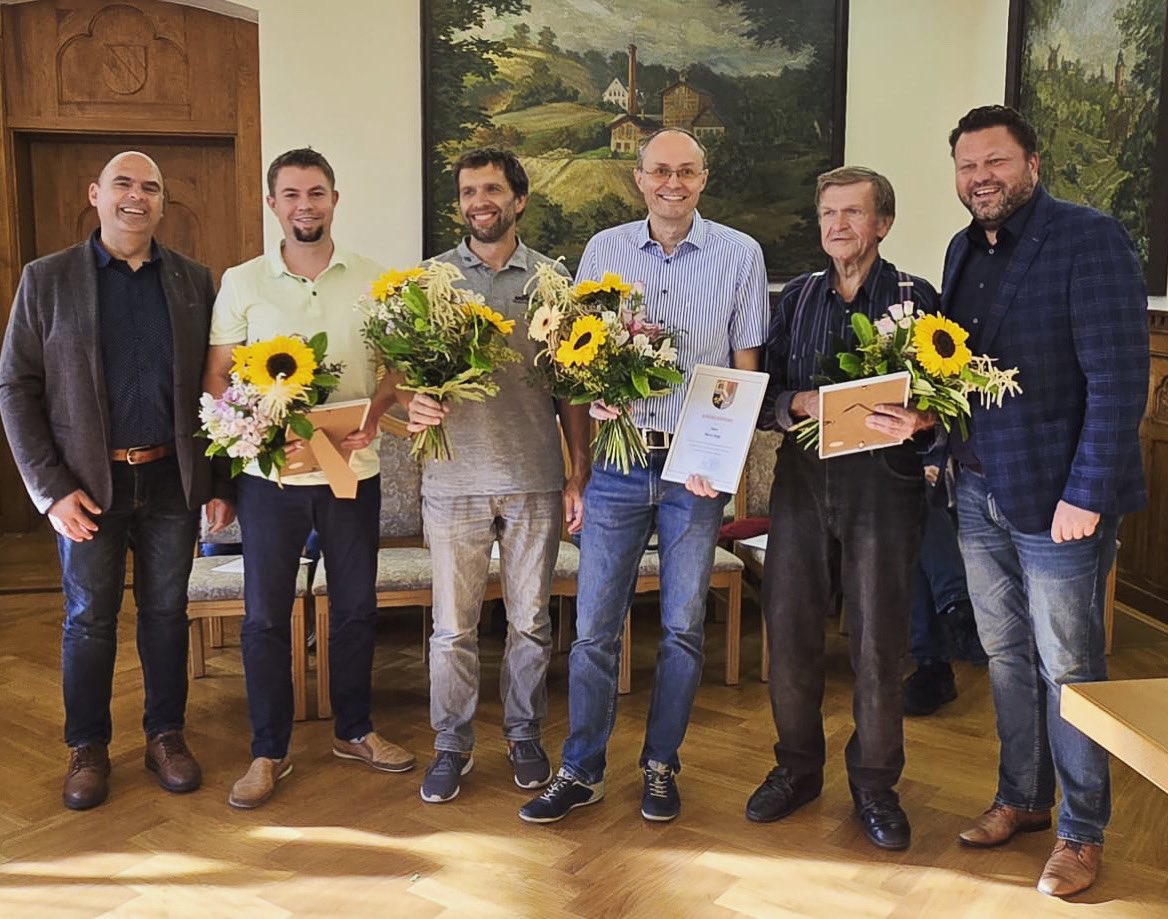 Zur gestrigen Stadtratssitzung habe ich verdienstvolle Ehrenamtler für ihr besonderes Engagement ausgezeichnet. Gut, dass es Menschen gibt, die sich in diesem Maße in ihrer Freizeit für die Gemeinschaft einsetzen. Danke! #HohensteinErnstthal #Ehrenamt #Wüstenbrand
