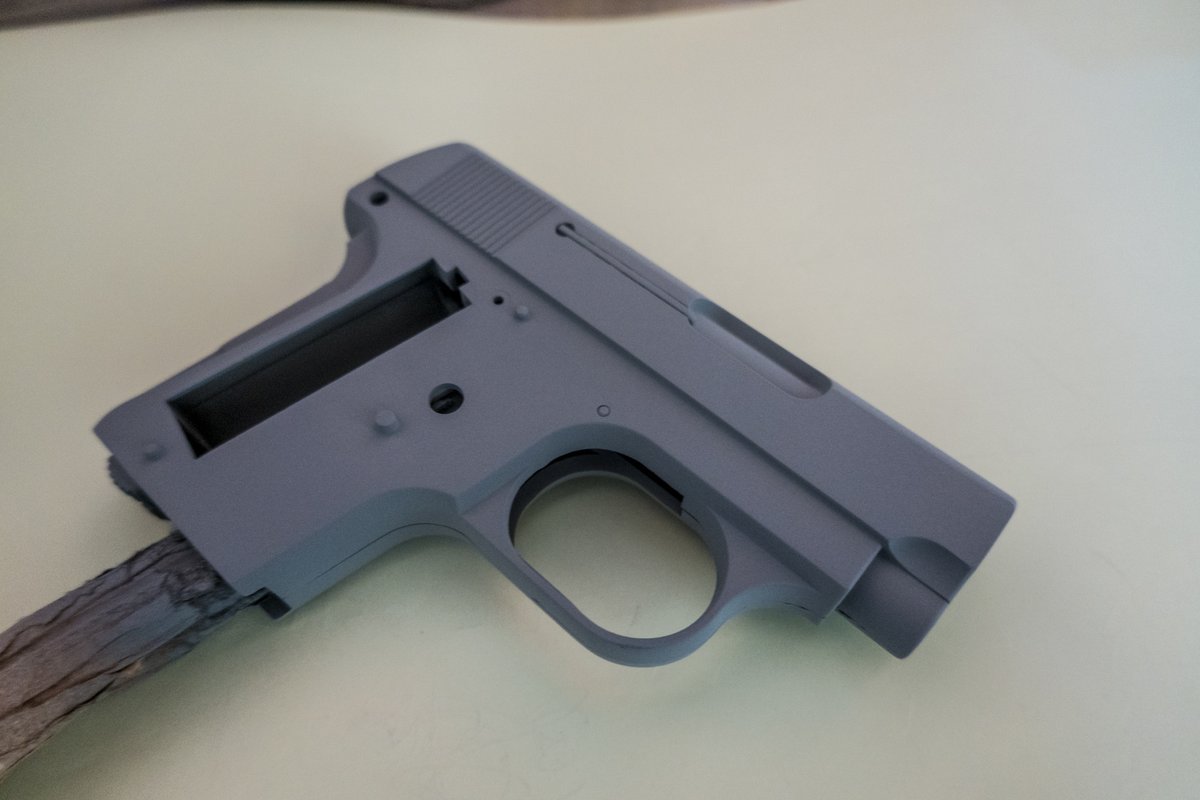 sc_armament's tweet image. チープコルト  
3000円そこそこのガスガンですが、ブルーイング加工したりグリップパネルを木で作ったり、そこそこ楽しめたのだ😆 
ネジの部分がチープさをさらに助長しているが、小さくて可愛らしい銃なのでまあいいか・・・😅
#コルト25 #コルト　＃チープコルト