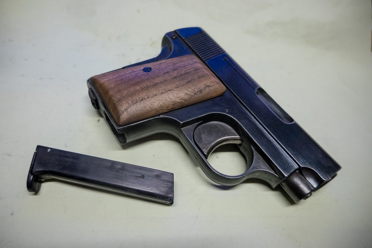 sc_armament's tweet image. チープコルト  
3000円そこそこのガスガンですが、ブルーイング加工したりグリップパネルを木で作ったり、そこそこ楽しめたのだ😆 
ネジの部分がチープさをさらに助長しているが、小さくて可愛らしい銃なのでまあいいか・・・😅
#コルト25 #コルト　＃チープコルト