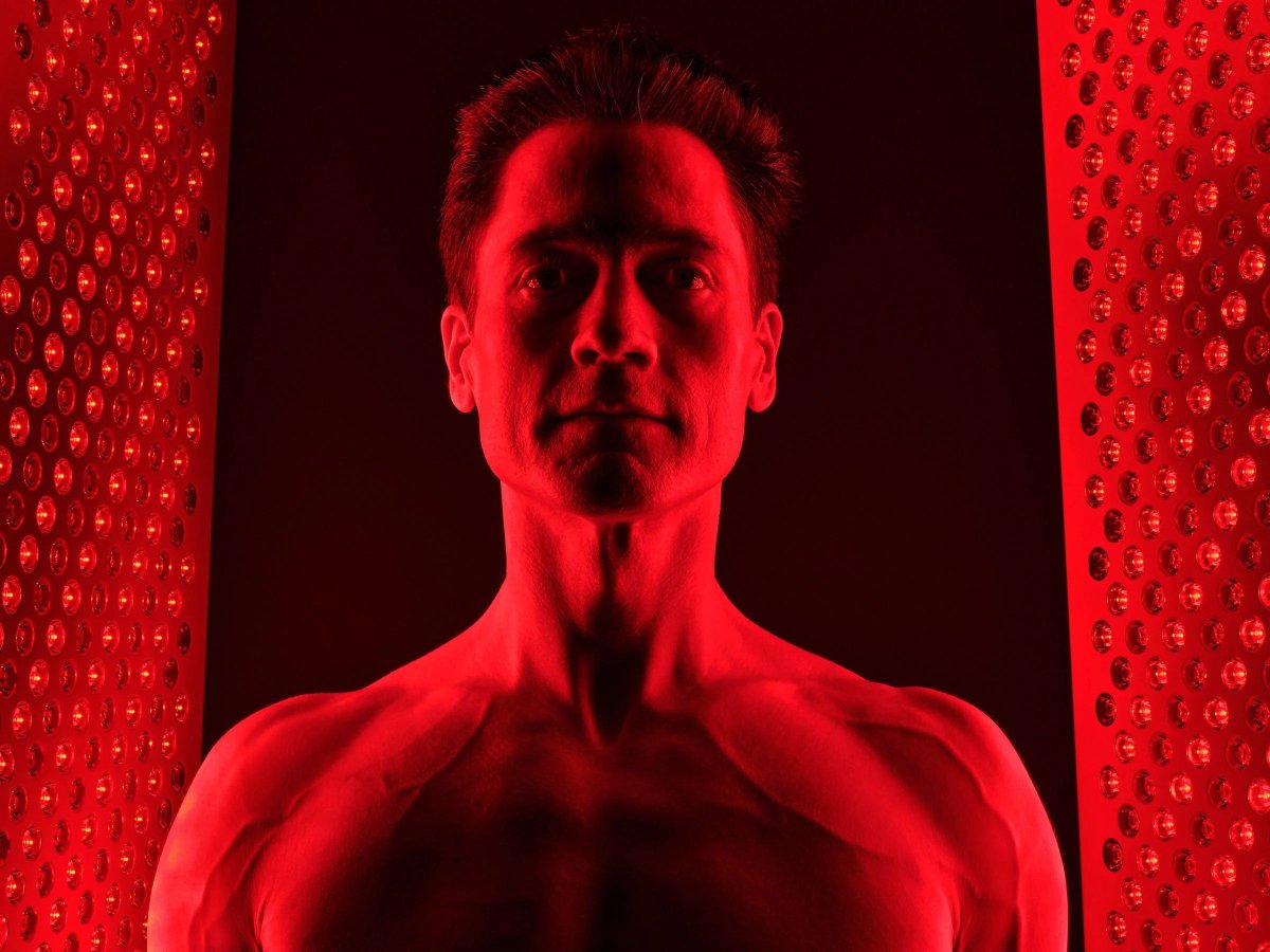 MrPassive_'s tweet image. Bryan Johnson is spending $2,000,000/year to live until 120.

So I spent a full day researching his entire longevity blueprint.

Here’s a full breakdown of his routine &amp;amp; how anyone can use it:

(without spending $2M/year)