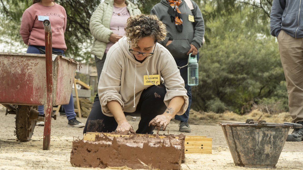 🧱 Se realizó el primer Taller de Adobe de nuestra Escuela de Bio-Construcción que tuvo lugar en la RNU Takú, dictado en conjunto con la empresa Kriya Terra. 

Los participantes aprendieron conocimientos teóricos sobre la técnica y elaboraron bloques de adobe.
