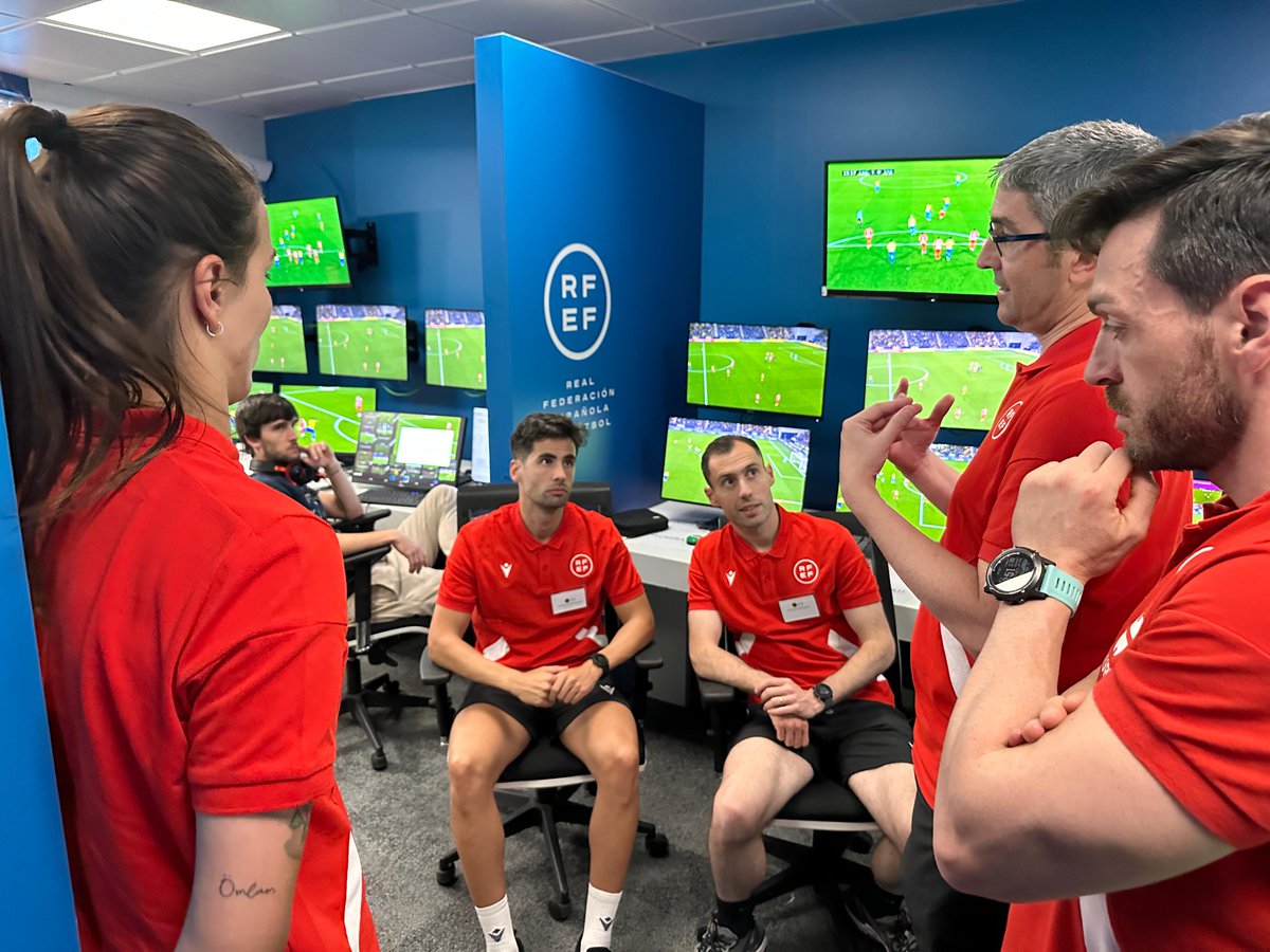 ⚖️ ÀRBITRES
⚽ Formació VAR pels àrbitres de la FAF 🇦🇩
➡️ Més info: faf.ad/pnfg/NNws_ShwN…