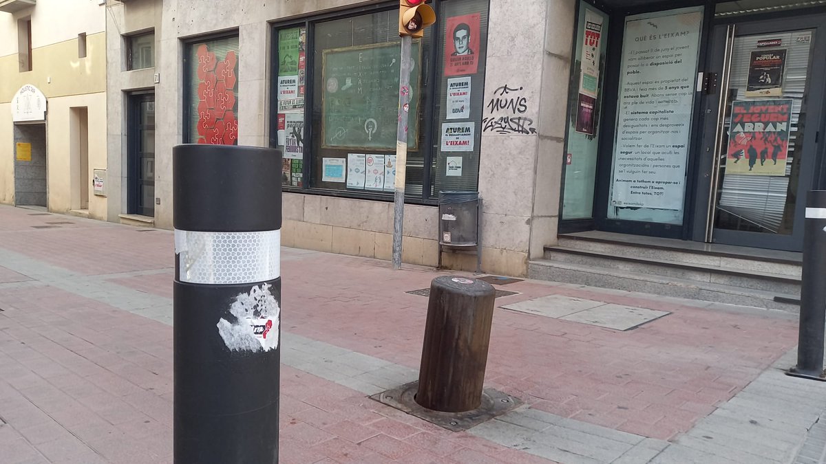 Un veí de 6 anys ens explica com va viure la lamentable escena de Sònia Buades, regidora d'<a href="/ERC_Capellades/">ERC Capellades</a>, rascant els adhesius d'Eixam resisteix.  😡

Les va rascar amb una clau en una actitud que fins un nen de 6 anys qualifica de lamentable i violenta.