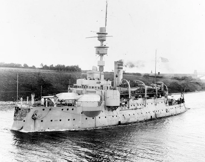 リハビリ擬人化2。個人的に好きな艦の一つ。ドイツ帝国海軍の海防戦艦「オーディン」主砲塔2基が横並びで配置されてるのが特徴的。WW1前には既に退役していたが、再就役し沿岸防衛任務に割り当てられ、戦闘は経験しなかった。 
