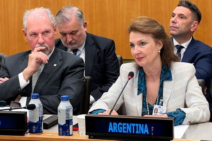 RevistaPuertotw's tweet photo. Argentina firma importante acuerdo para combatir la pesca en la Milla 201 | https://t.co/WZ6ZX7XDfu https://t.co/qreub6CncY