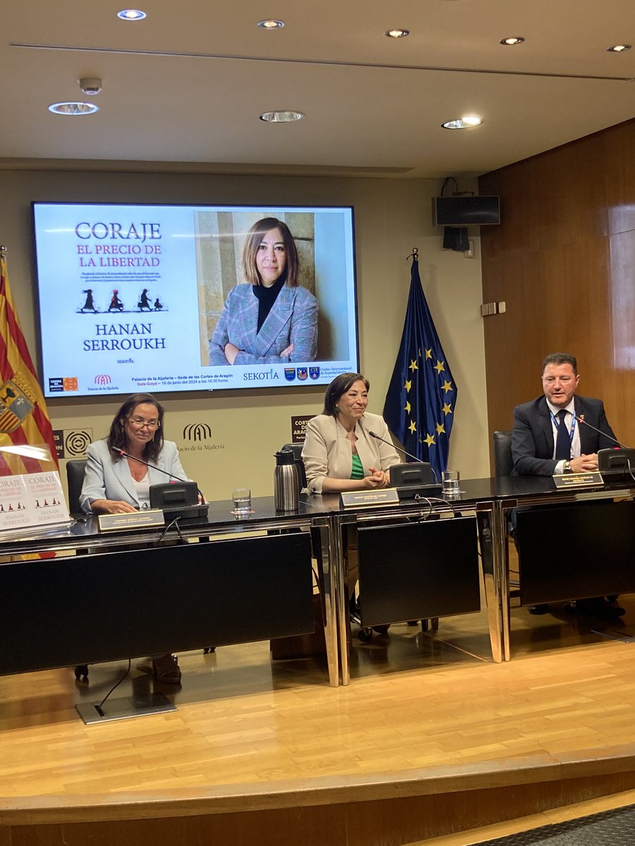 El coraje es lo que ha caracterizado la vida de <a href="/Hanan71443742/">Hanan serroukh</a>. No seguir esas normas que le cortaban las alas. Feminismo de verdad. Ayer presentó su libro en el palacio de la Aljafería de Zaragoza. ¿Podría haber un sitio mejor? <a href="/GEESSPAINGROUP/">Grupo GEES Spain</a> <a href="/Diego50004Spain/">Diego Miranda</a>