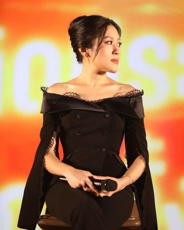 loreneeliz's tweet photo. ถ้าให้พูดถึง ผู้ที่สวมบทบาทการเป็นโฆษกพรรคได้เลอค่า เชิดหน้าชูตาได้ดีอย่างที่จะยอมลงให้แค่ลิฟต์กับบันใดเท่านั้น เพราะไม่มีใครเอาลงได้ ต้องเป็น คุณช่อพรรณิการ์ วานิช 

คือไม่ได้มีดีว่าสวยมาก แต่ความสง่างามที่มาพร้อมกับความรู้ในทุกศาสตร์อย่างมากและถ่องแท้ ตัวแม่แห่งการฟาดประเด็นให้ประชาชนเห็นภาพ ทุกเรื่องที่พูดคือศึกษามาแล้วเป็นอย่างดี มีหลักการ มีข้อมูล

ให้เกียรติประชาชน ยืนหยัดอยู่บนหลักการที่เถรตรงถูกต้องเสมอ ไม่เคยหยุดพัฒนาตัวเอง ลงพื้นที่ ออกสื่อคือตอบไม่เคยบ้ง มงลงตลอด นี่คือโฆษกที่โคตรถูกต้อง น่าเชื่อถือ สง่างาม เชิดหน้าชูตาทุกด้านของแทร่ ตัวแม่ตัวมัม