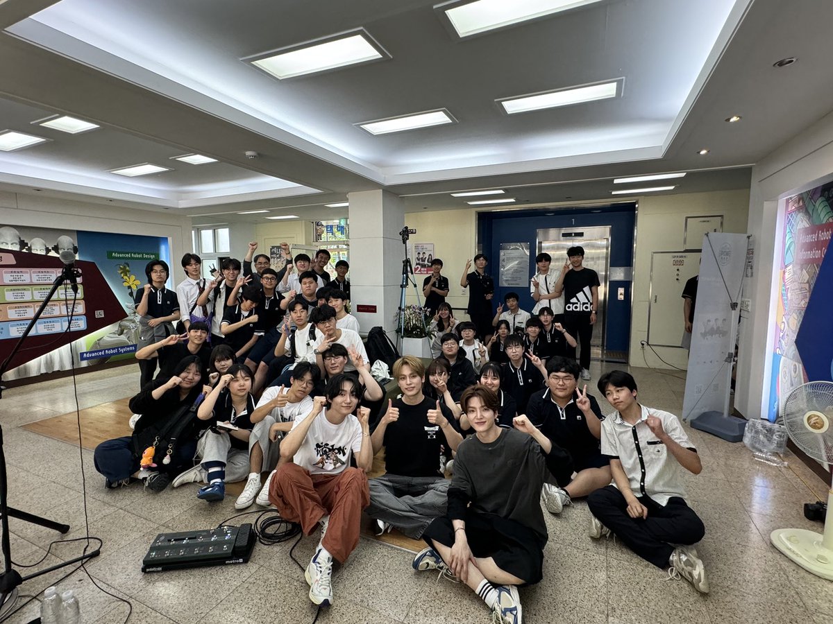 Band_W24hours's tweet photo. 우리나라의 미래! 서울로봇고등학교 학생들 :) 기말고사 파이팅 💪
갑자기 등장한 전문 촬영인들(?) 약속한 사진 꼭 올려주기^.^
#w24 #서울로봇고등학교
#MMM #MemoryMakingMoment https://t.co/epkfo9jIRw