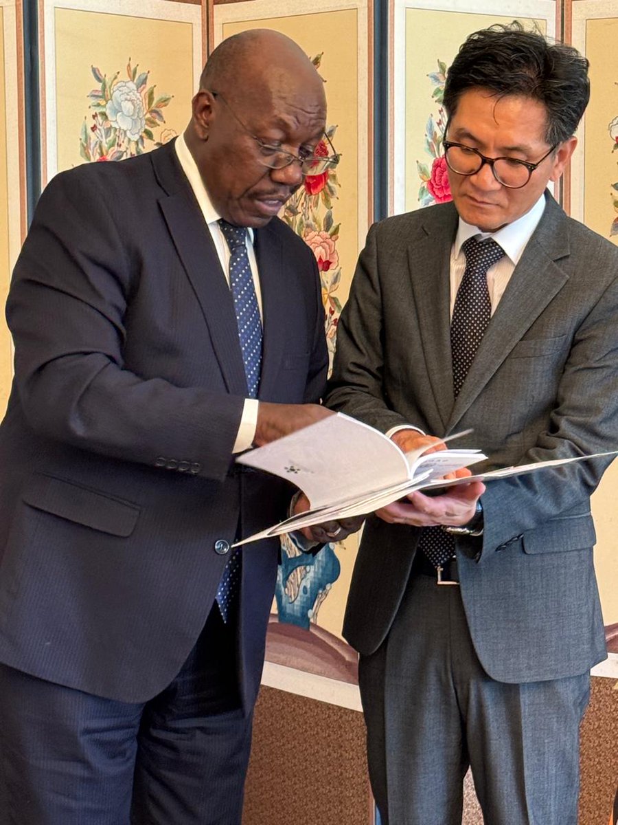 <a href="/MajGenGituai/">Amb.Maj Gen (rtd) Charles Tai Gituai</a> and <a href="/embassy_korea/">Korean Embassy in Uganda</a> HE Park Sung-soo shared views on the inter-party dialogue currently ongoing in Juba, and the Nairobi high level mediation talks. <a href="/ROK_Mission/">Republic of Korea Mission to the UN🇰🇷🇺🇳</a> is current chair of UN Security Council and is following closely the developments in South Sudan.  2/2