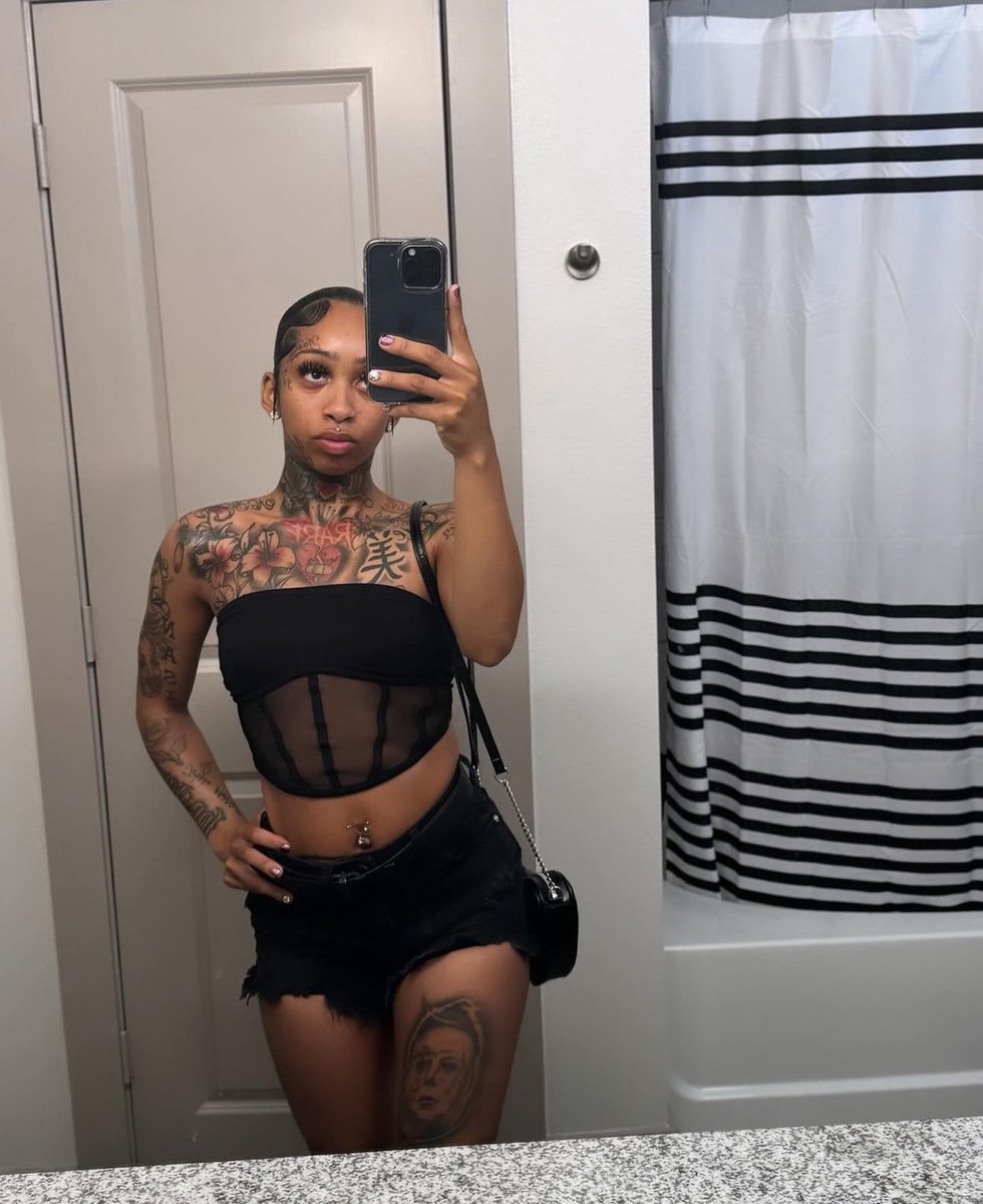Hey sexy where have you been?

Never left daddy😘😘😘😘💦💦💦

Dm for meets, FaceTime shows etc I’m back active !!! #nsfwtw 

Don’t dm wasting time!!!