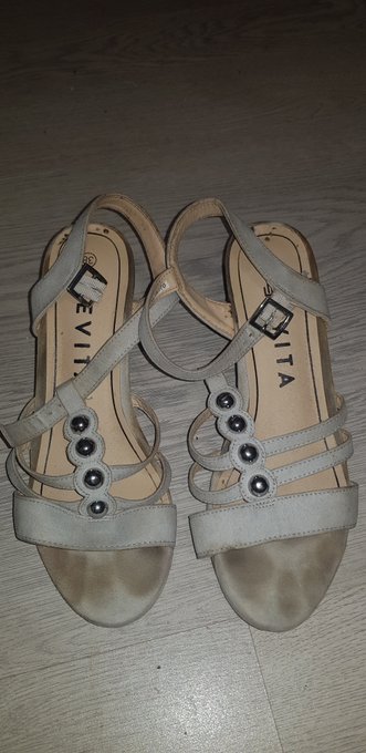 My sister sell some of her shoes  Dm me if u are intrested https://t.co/USaPNkFTYR<a href="/tag/flatshoes"class="tags"><span>#flatshoes</span></a><a href="/tag/wornshoes"class="tags"><span>#wornshoes</span></a>