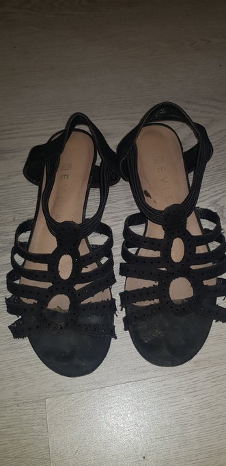 My sister sell some of her shoes Dm me if u are intrested https://t.co/HL7abZC5kv<a href="/tag/feet"class="tags"><span>#feet</span></a><a href="/tag/feetfetish"class="tags"><span>#feetfetish</span></a>
