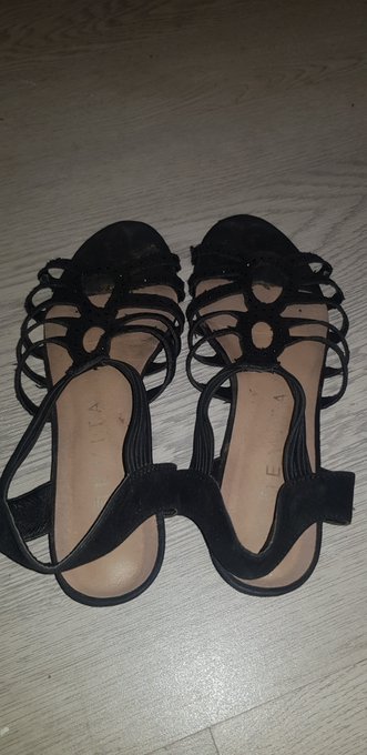 My sister sell some of her shoes Dm me if u are intrested https://t.co/HL7abZC5kv<a href="/tag/feet"class="tags"><span>#feet</span></a><a href="/tag/feetfetish"class="tags"><span>#feetfetish</span></a>