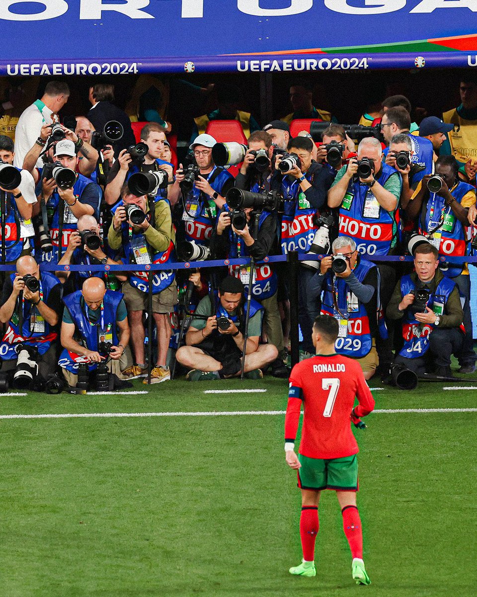 totalcristiano's tweet photo. What a picture. ❤️ https://t.co/66UY05ncxo