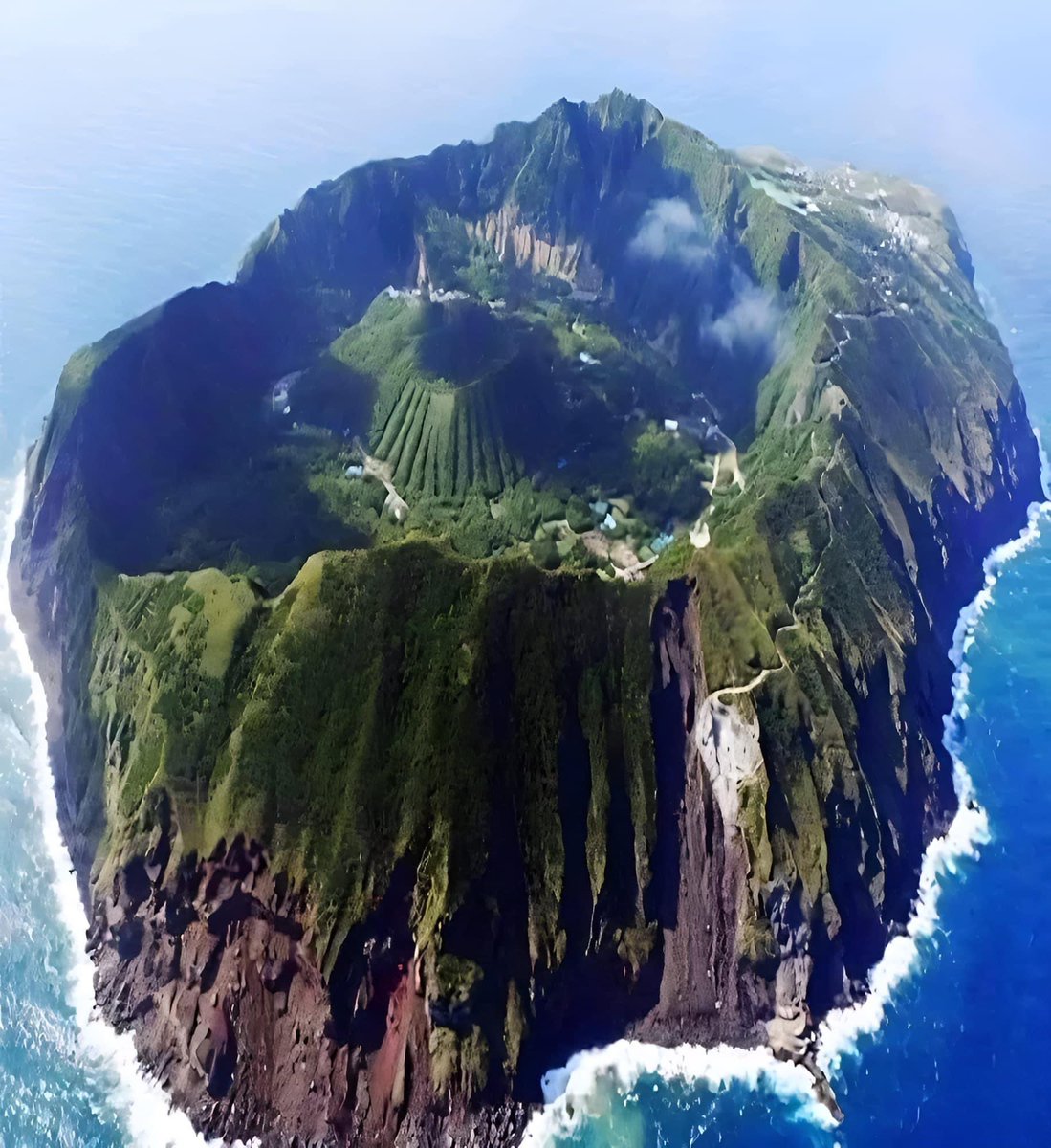 uberplanet's tweet image. Aogashima Island 🌋, nestled in the Philippine Sea about 222 miles south of Tokyo 🇯🇵