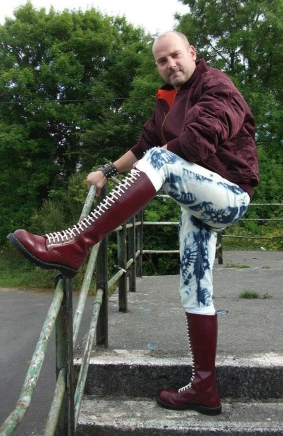 Great Skin gear &amp; oh those fuckin' boots.