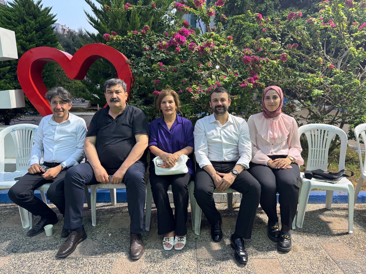 Kayyum gaspına karşı  Akdeniz belediyemizin. Önünde nöbet eyleminde  vekilimiz Ali bozan Toroslar belediye başkanı Abdurrahman yıldız  Akdeniz belediye eş başkanımız Hoşyar Sarıyıldız ve Toroslar meclis üyesi SibelTamaç la  halkımızla  bayramlaştık 🙏