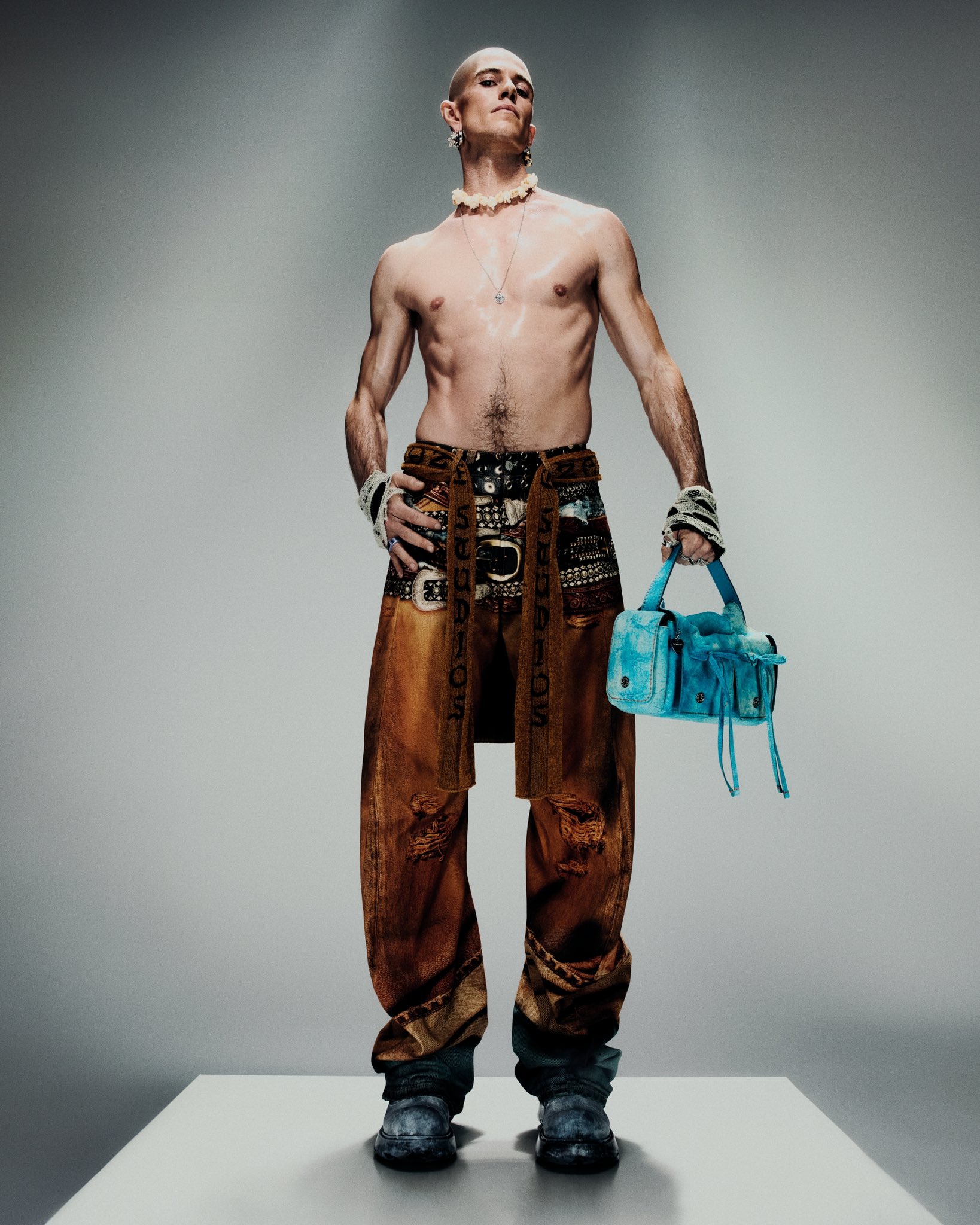 Acne Studios on X Introducing the AcneStudios SS25 Menswear collection. What if this season s character was a superhero says creative director Jonny Johansson. AcneStudios SS25 Menswear is lensed by J...