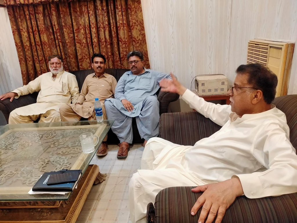 sadiq_umrani's tweet photo. صوبائی وزیر ایریگیشن میر محمد صادق عمرانی سے عمرانی ہاؤس ڈیرہ مراد جمالی میں میر دوران خان کھوسہ ،میر خاوند بخش کھوسہ،ظفر کھوسہ ملاقات کررہے ہیں اس موقع پر میر فرید خان عمرانی،ظہیر عمرانی،حیات کٹبار و دیگر بھی موجود تھے https://t.co/qe9Dev9YZw