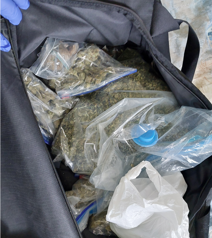 PriorityCR_WMP's tweet photo. PCT Officers this morning assisted fellow colleagues in @WMPolice executing a Warrant in @sellyoakWMP. Officers 'hit the jackpot,' when they opened the hidden bag, located bellow. X1 Samurai Sword & X1 Rambo Knife also recovered & 2 Arrests made #SpaceforTwo #LifeorKnife https://t.co/wJv3ScfWcE